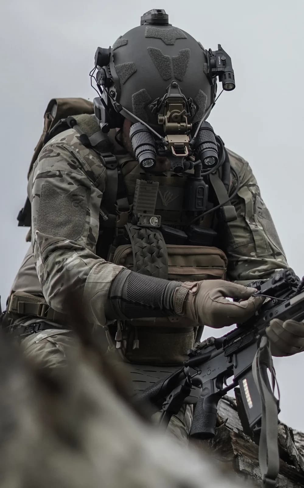 LAB-NVS MK2 in the field, kneeling user in camouflage